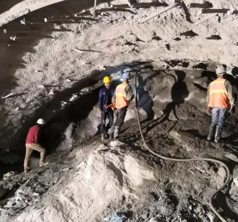 西昌镇拱顶带模注浆料的施工流程及注意事项